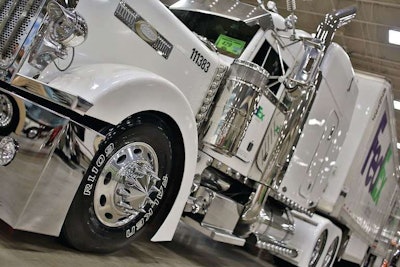 Gilbert Velaquez's 2000 Peterbilt 379