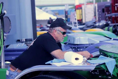 Jerry Linander preps his 2007 Kenworth