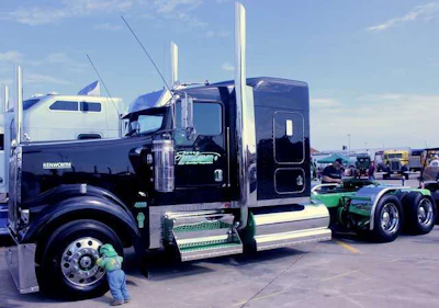 'LeRoy,' Jerry Linander's 2007 Kenworth 900L
