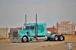 Working Bobtail champion: Vinnie Diorio, 1985 Peterbilt 359