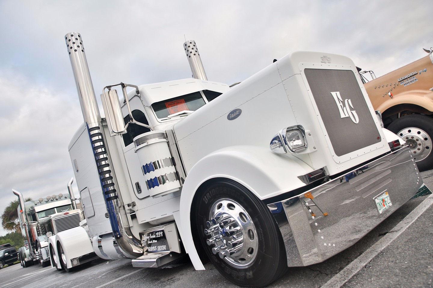 Erlys Gonzalez of Opa Locka, Fla., won second place in the Bobtail - 2001-2007 category with this 2005 Peterbilt 379.