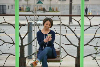 A woman wears her Loopit headphones. (Image Courtesy of re.design studios)