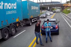 Drivers exchange pleasantries after a brake check misunderstanding in Norway.