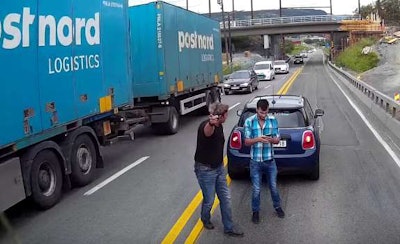 Drivers exchange pleasantries after a brake check misunderstanding in Norway.