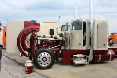Aaron Spiniolas, 2001 Peterbilt 379 “Cream of the Crop”