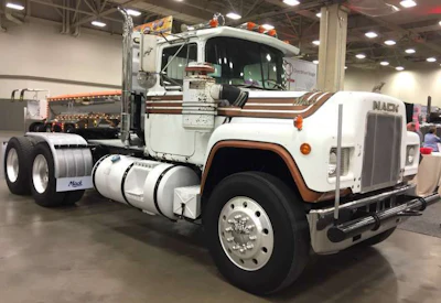 LC Piggot owns this 1986 Mack 'R' Model, on display at GATS this week. It has a Mack 300 HP engine with Eaton 10-speed transmission.