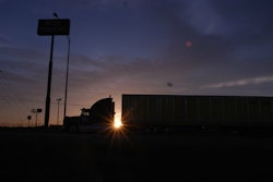 truckstop-truck-stop-hours-of-service-evening-parking-hos-fuel-island20071001_0002-2016-07-27-15-34-1200×803