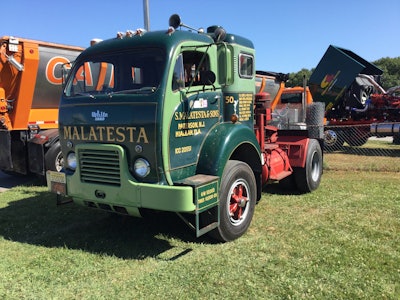 1960 White 3000 owned by Jim Vollaro of Patterson, New Jersey. Has a 220 Cummins and 10-speed Fuller.