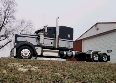 2010-2016 Bobtail Conventional – Erik Heidenreich, Ancona, Illinois, 2011 Kenworth W900