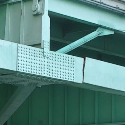 Crack in the beam that led to the closing of the I-40 bridge over the Mississippi River