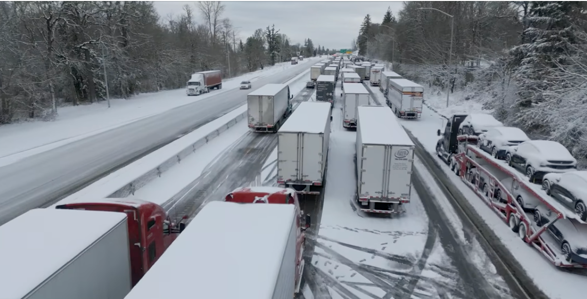Truck on I-5 in Portland, Oregon in the snow