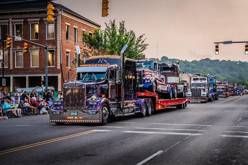 Ohio parade of trucks pays tribute to Kenworth’s 100th anniversary