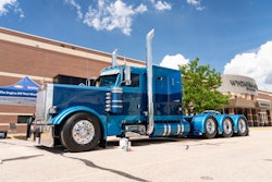Truett and Crystal Novosad's 2007 Peterbilt 379 EXHD