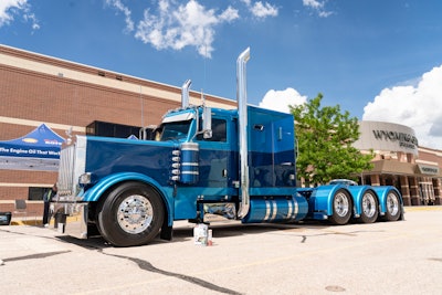 Truett and Crystal Novosad's 2007 Peterbilt 379 EXHD