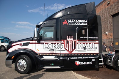 Long Haul Trucking 2018 Peterbilt truck
