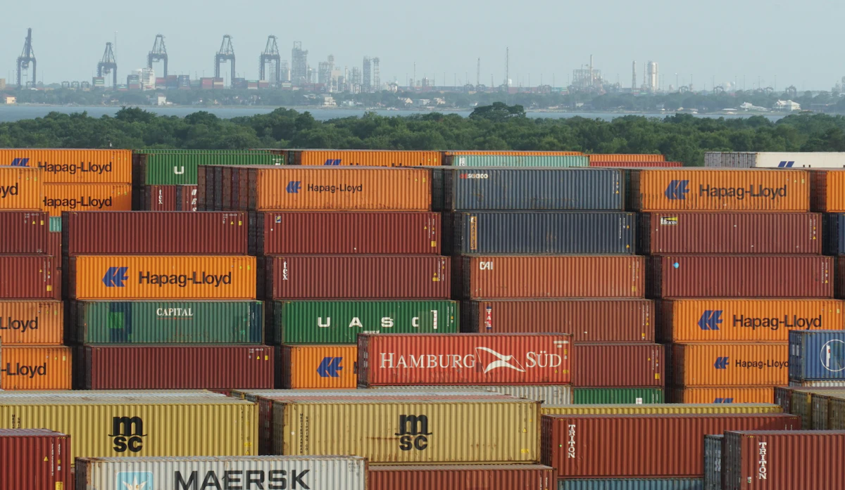 Trucking groups sign letter urging port union talks to resume