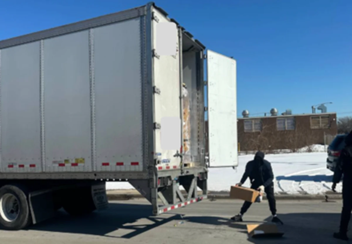 Cargo thieves attack truck stopped at railroad crossing in Chicago