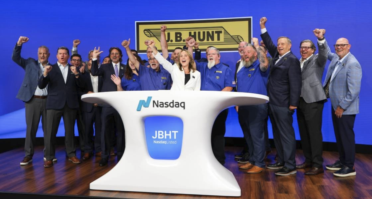 J.B. Hunt employees ring opening bell at Nasdeq